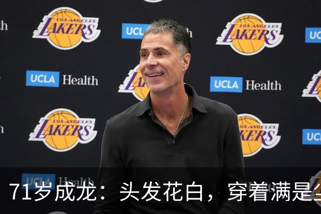 71岁成龙：头发花白，穿着满是尘土的戏服，站在哈萨克斯坦的戈壁滩上